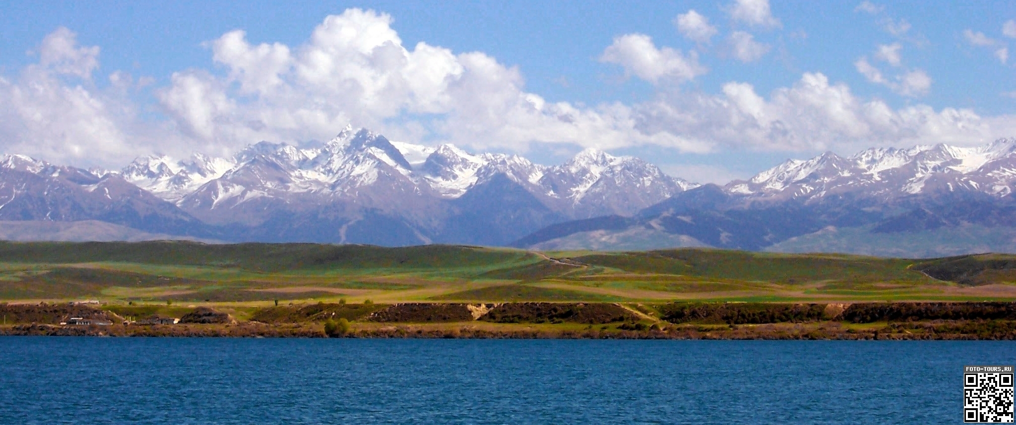 Озеро Иссык-куль в Иссык-Куле, Кыргызстан, Азия.