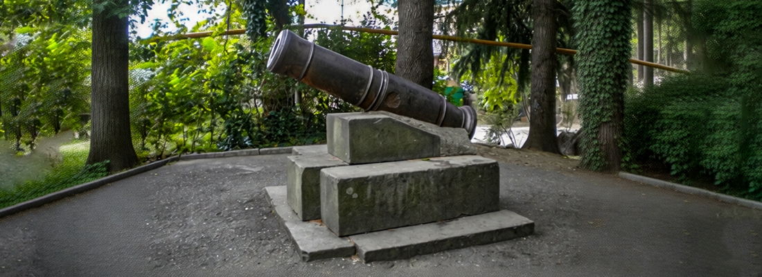 Чугунная пушка, установленная на постаменте у береговой линии — один из символов форта Лазарева. | Крепостная стена форта Лазарева в Лазаревском, Сочи, Россия. ( 14.12.2025 )