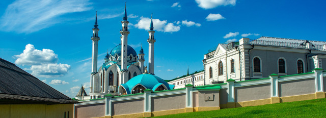 Главная джума-мечеть Кул-Шариф, расположенная на территории Казанского Кремля. Справа на снимке находится здание бывшего Юнкерского училища, в котором сегодня располагаются музейные экспозиции Казанского Кремля.