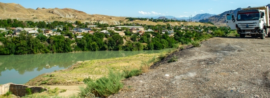 Панорама реки Нарын и города Таш-Кумыр, расположенного в Джалал-Абадской области Кыргызстана
