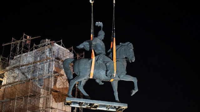 Демонтаж памятника, Памятник Манасу