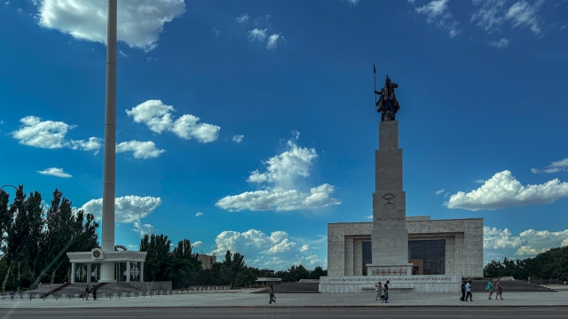 Новый памятник Манасу Великодушному. работы скульптора Тамилы Маматовой, Памятник Манасу