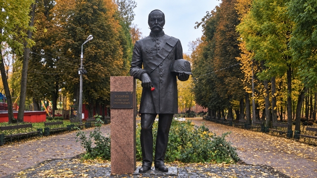 памятник Александру Григорьевичу Лопатину в Смоленске.