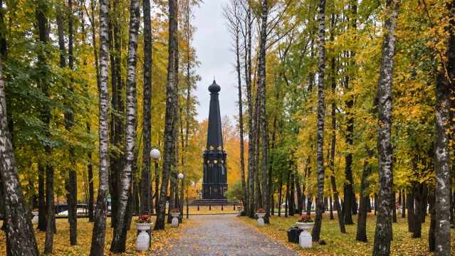 Аллея к памятнику защитникам Смоленска 1812 года в Лопатинском саду.